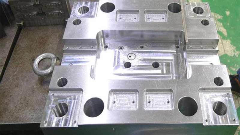 多层共挤吹塑模具：揭秘其关键参数与选型逻辑