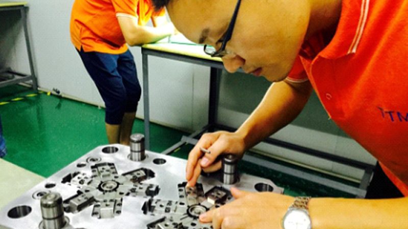 塑料模具制造厂与模具厂：本质区别与选择要点